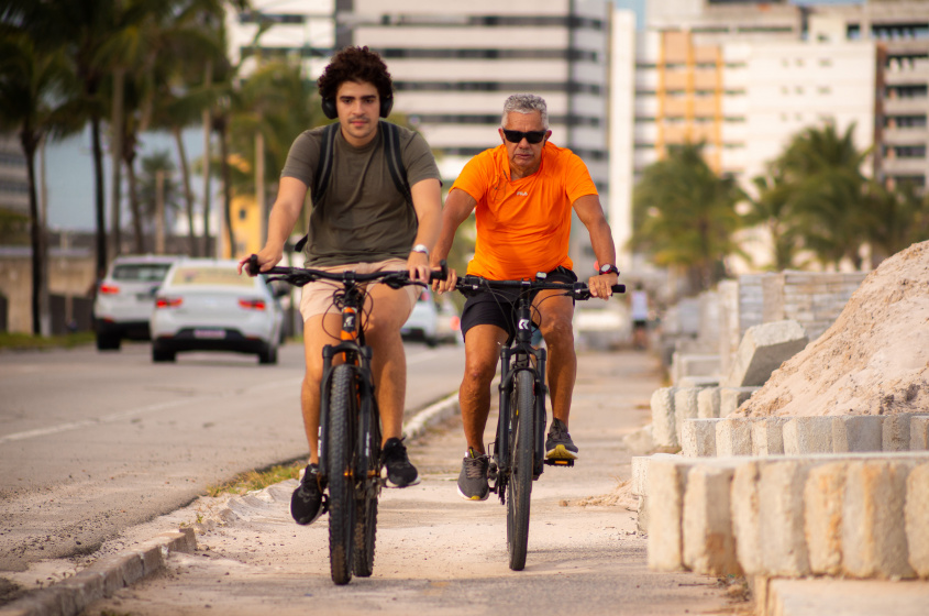 Ciclistas pedalam pela orla da praia da Avenida. Foto: Alisson Frazão/Secom Maceió