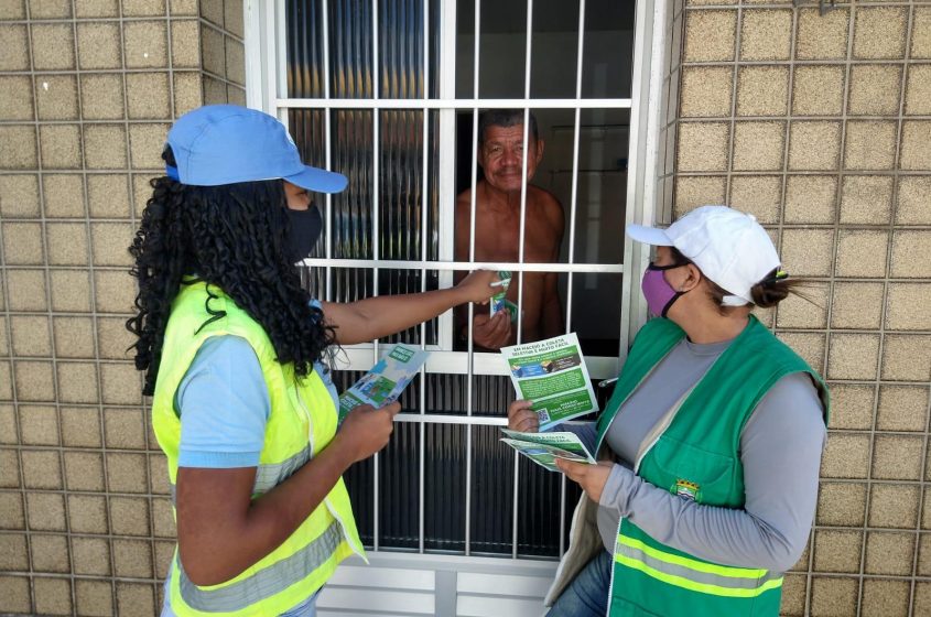 Jovens aprendizes auxiliam servidores nas ações porta a porta. Foto: Ascom Sudes