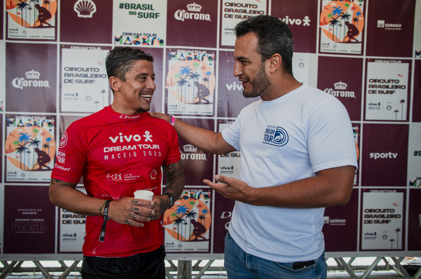 A esquerda, Peterson Crisanto, campeão da etapa Maceió; A direita, Thales Novaes, secretário municipal de Esporte. (Foto: Alisson Frazão)