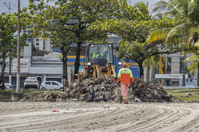 Foram retiradas 122 toneladas de lixo da Foz do Riacho Salgadinho. Foto:  Célio Júnior/Secom Maceió