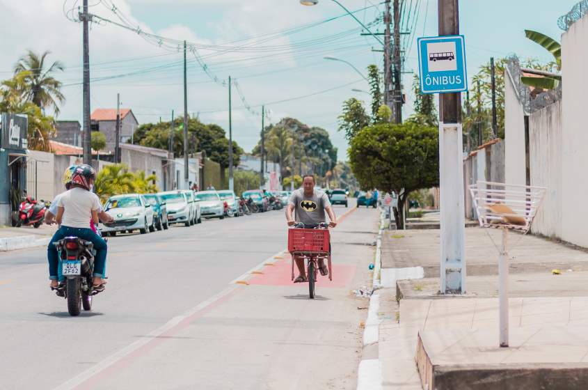 Eduardo da Paz utiliza a ciclofaixa diariamente. Foto: Joyce Juliana/Ascom SMTT