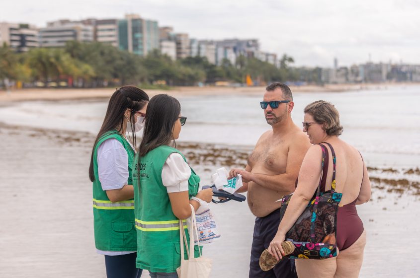 Educadores orientaram turistas que frequentavam a Praia de Ponta Verde. Foto: Itawi Albuquerque/Secom Maceió
