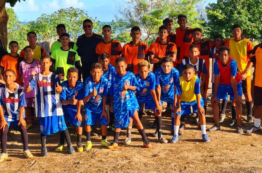 Crianças do projeto Viva o Esporte no antigo torrão da região, hoje revitalizado. Foto: Acervo pessoal