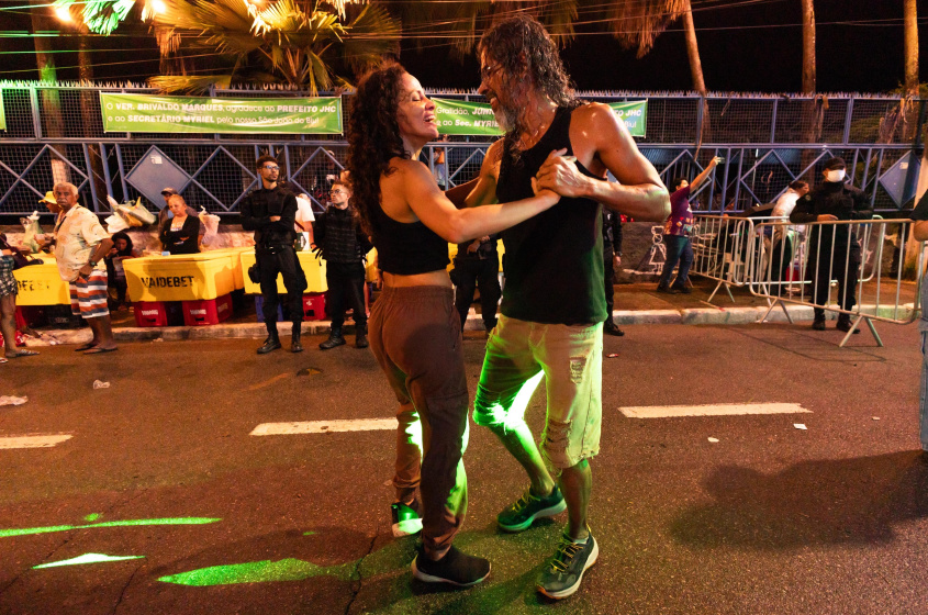 Casal Nice e Wellington aproveitaram a noite de festa no Benedito Bentes. Foto: Secom Maceió.