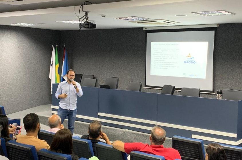 Marcelo Maia, coordenador do Programa Maceió Tem Pressa realizou a apresentação. Foto: Ascom CREA-AL