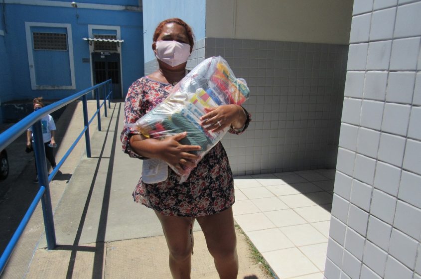 Daiana Santos recebe alimentos. Foto: Ascom Semas