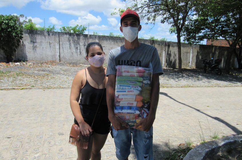 Alessandra Lima e o marido, Gilverlan Albuquerque, recebem alimentos. Foto: Ascom Semas