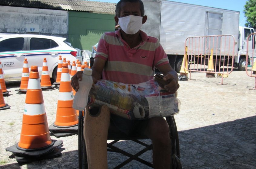 José Ilson da Silva recebe cesta básica. Foto: Ascom Semas