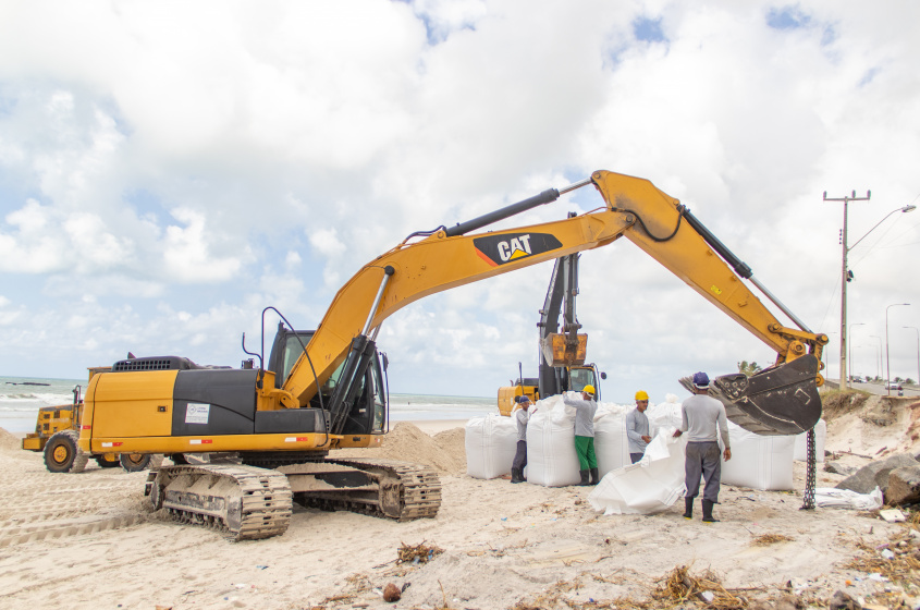 Cada saco, que é composto da própria areia da praia, comporta aproximadamente 1.800 Kg. Foto: Júnior Bertoldo/Ascom Seminfra