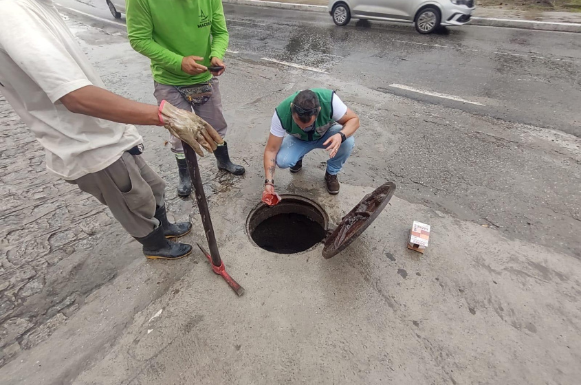 Equipes do Meio Ambiente flagraram ligação clandestina de esgoto na Cambona. Foto: Ascom Semurb