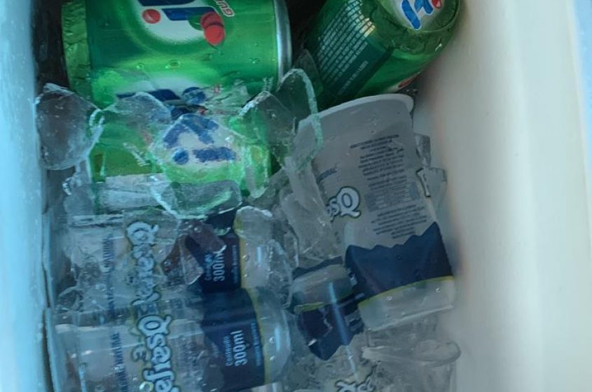 Caixa términa carregava água e refrigerante. Foto: Supervisor SMTT.