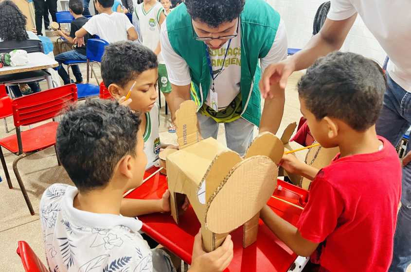 Papelão e plástico são transformados em brinquedos. Foto: Crystalia Tavares/ Ascom Alurb