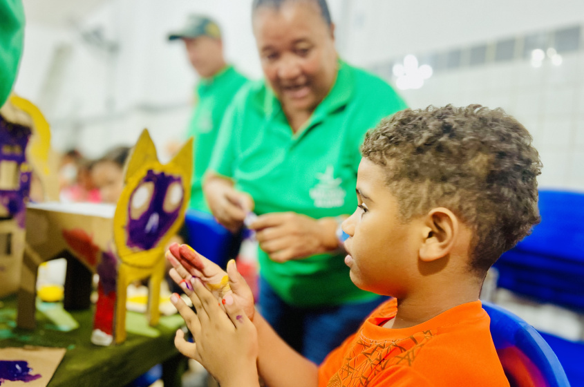 Crianças aprendem a fazer brinquedos com materiais recicláveis. Foto: Crystalia Tavares/ Ascom Alurb