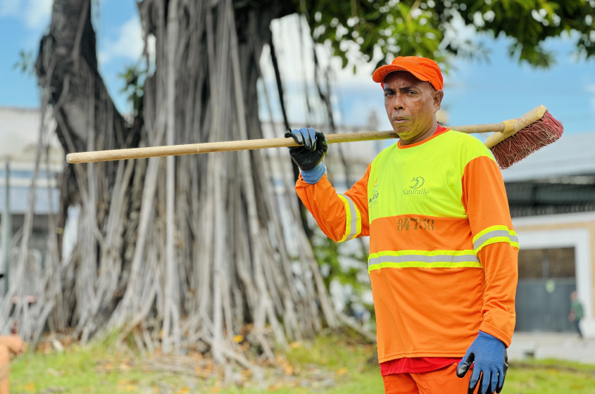 Alan é gari há 10 anos e trabalha atualmente na orla da capital. Foto: Crystália Tavares/Ascom Alurb