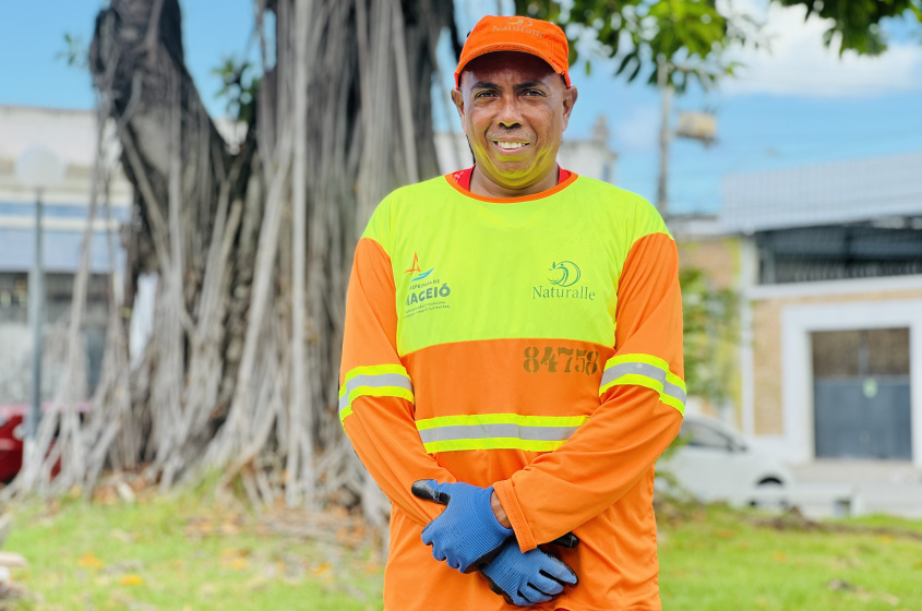 O Gari Cantor de Maceió já fez fotos com turistas, deu entrevistas a emissoras de televisão e tem orgulho do seu trabalho. Foto: Crystália Tavares/Ascom Alurb