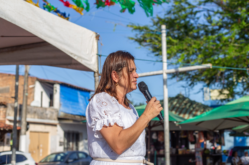 Cristina Albuquerque, diretora da escola, ressaltou a importância da participação da comunidade na passeata. Foto: Afonso Lessa / Ascom Semed