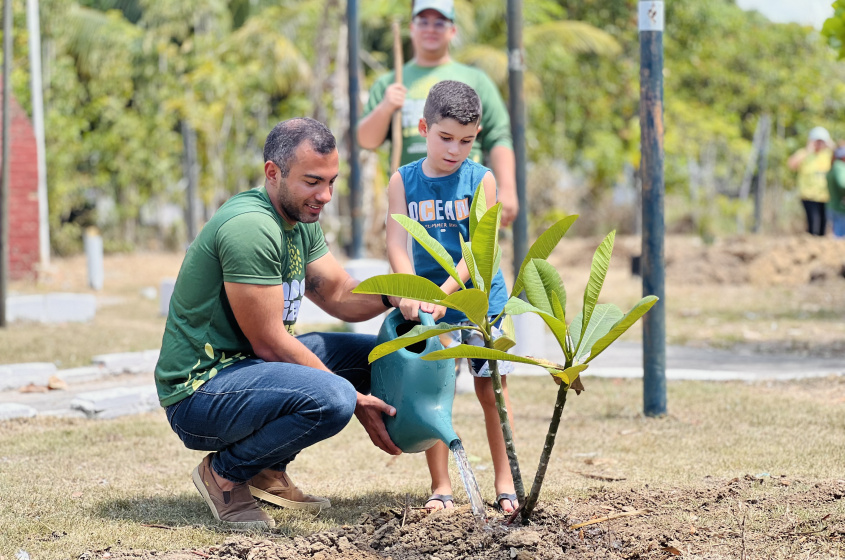 Morador participa do plantio de árvores. Foto: Crystalia Tavares/Ascom Alurb