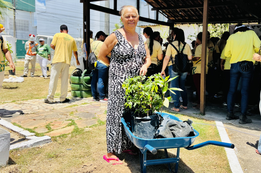 Moradora recebe mudas para plantio. Foto: Crystalia Tavares/Ascom Alurb