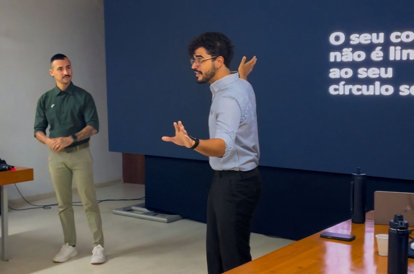 Os gerentes do TikTok Leandro Albuquerque (à esquerda) e Wooley Allan (à direita) mostraram como a plataforma é simples e eficiente para informar bem a população. Foto: Winicius Correia / Ascom Sedciti.
