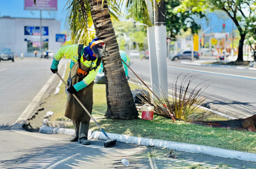 Mutirão de limpeza e manutenção de canteiros na Fernandes Lima. Foto: Crystalia Tavares/Ascom Alurb