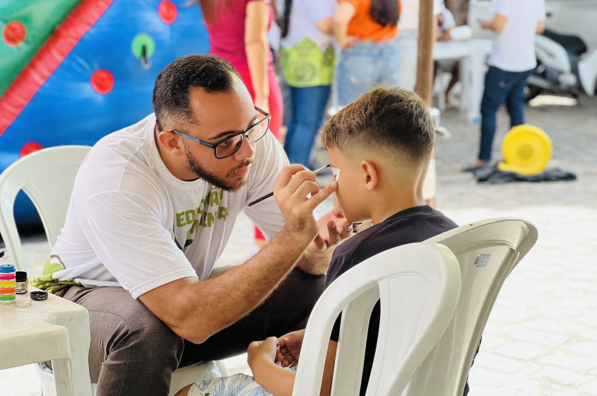 A pintura facial atraiu e alegrou a criançada.   Foto: Crystália Tavares/Ascom Alurb