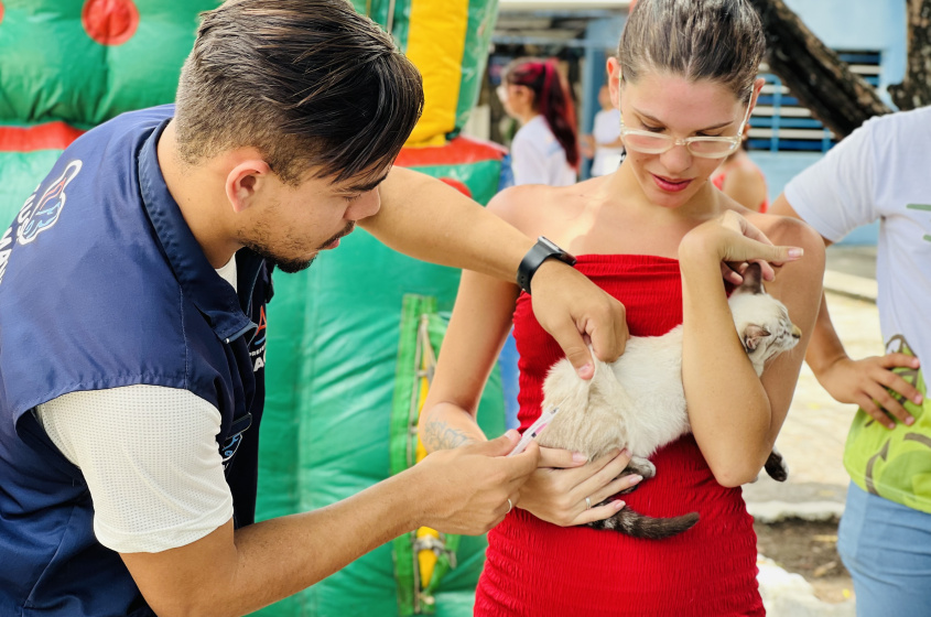 Os Pets não ficaram fora da ação: os tutores puderam vacinar seus animais de estimação e levar à consulta veterinária. Foto: Crystália Tavares/Ascom Alurb