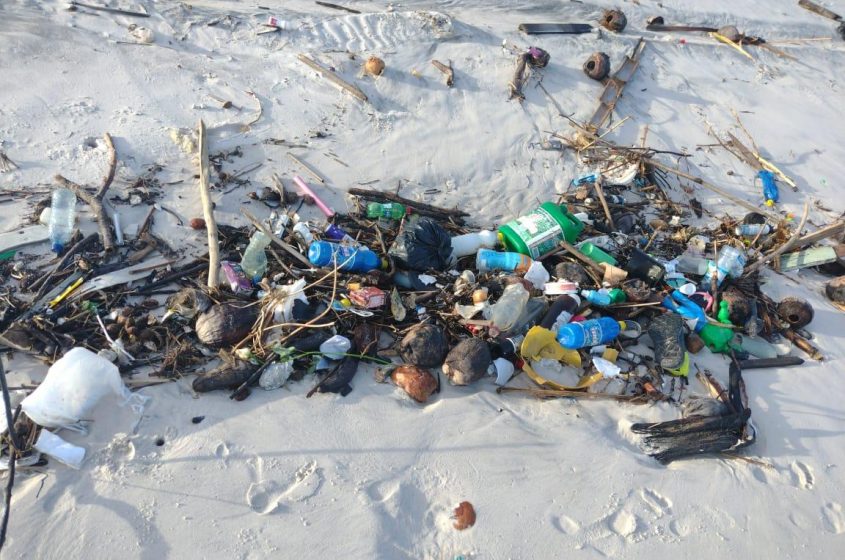 Resíduos descartados de forma irregular acabam poluindo as praias. Foto: Ascom Sudes