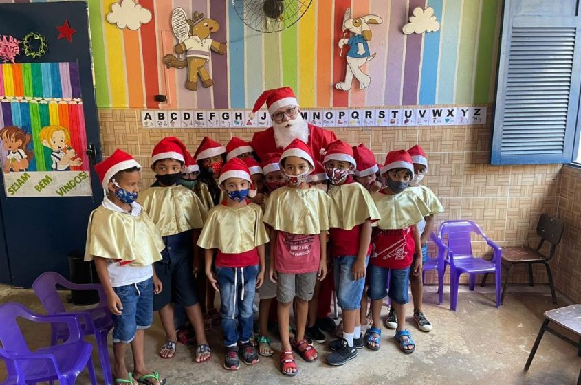 Os eventos contaram com a distribuição de lembrancinhas e a presença do Papai Noel. Foto: Ascom UGP/Consórcio DHC.