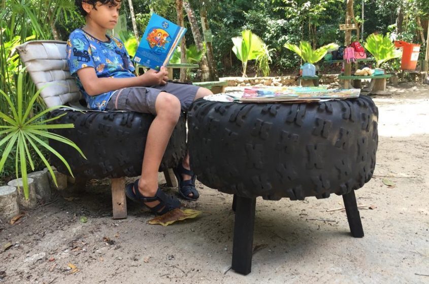 Pneus reutilizados também serviram na construção de uma poltrona e uma mesa para leitura. Foto: Ascom Sudes