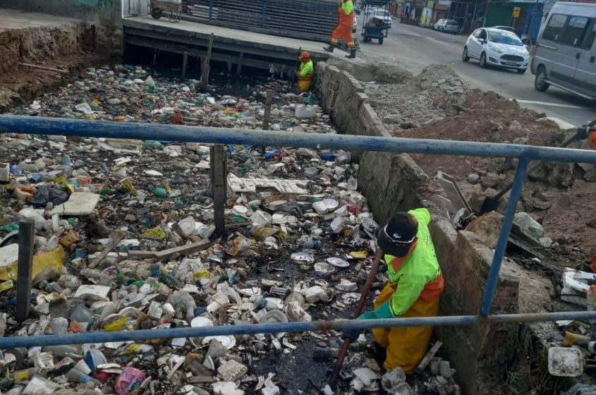 Antes da limpeza no canal do bairro da Levada. Foto: Ascom Sudes