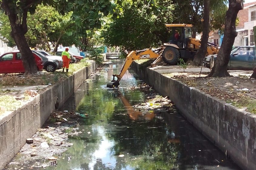 O serviço de limpeza de canais visa facilitar o escoamento das águas pluviais. Foto: Ascom Sudes