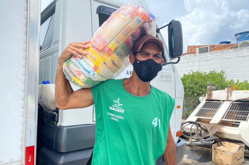 José Silva completou 50 viagens e recebeu os alimentos. Foto: Ascom Sudes