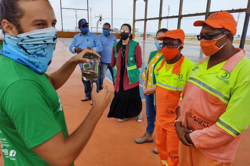 Garis que trabalham na limpeza da faixa de areia das praias de Maceió receberam uma capacitação realizada pelo Instituto Biota. Foto: Ascom Sudes