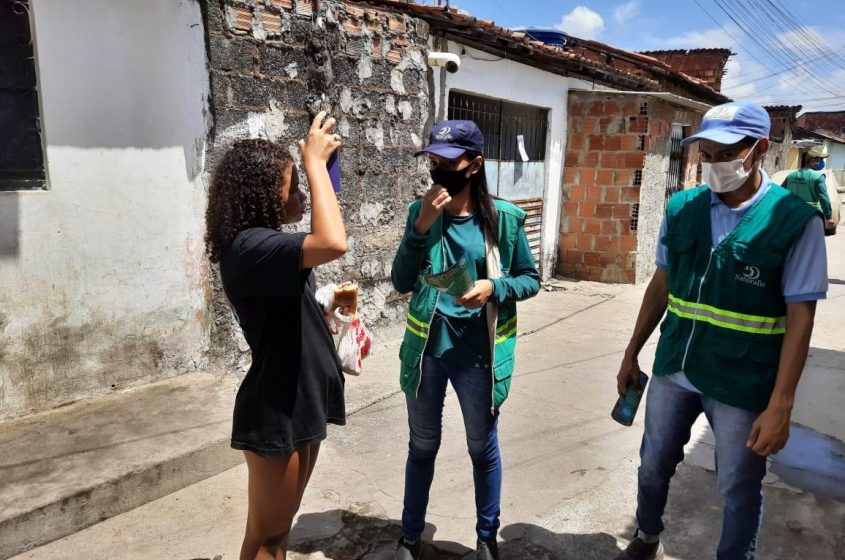 Moradora do local, Patrícia Oliveira,  aprova atividade e pretende seguir orientações. Foto: Ascom Sudes