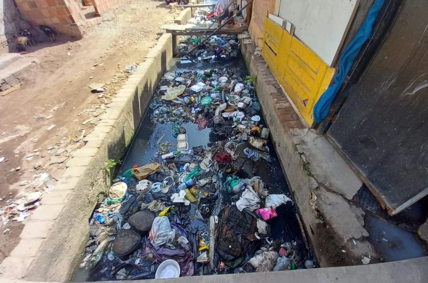 Plástico e inservíveis são os materiais mais encontrados no canal. Foto: Ascom Sudes