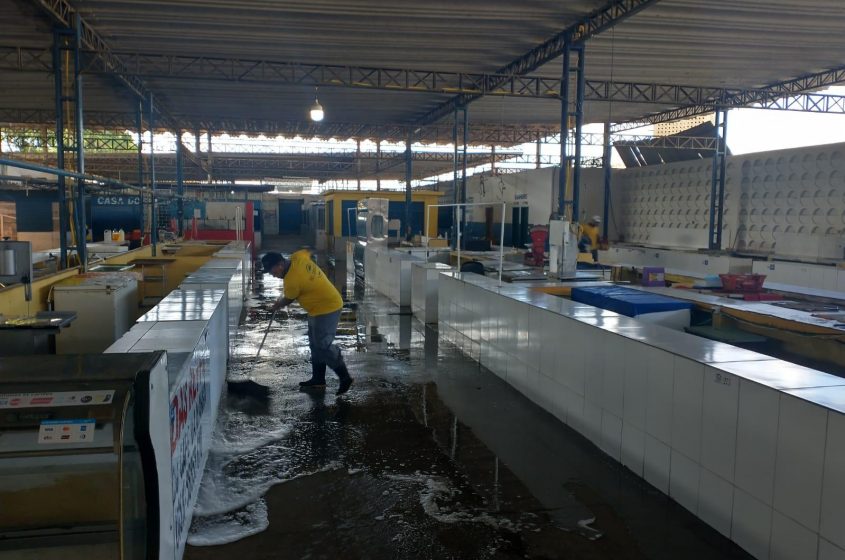 Mutirão de limpeza garante segurança a comerciantes e consumidores. Foto: Ascom Semtabes