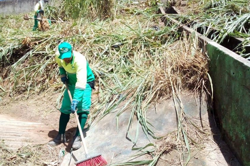 Acessos de moradores e locais para escoamento das águas pluviais recebem capinação e limpeza. Foto: Ascom Sudes