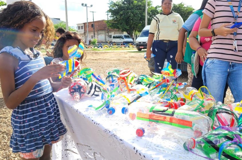 Crianças ganharam brinquedos sustentáveis (Foto: Ascom Sudes)