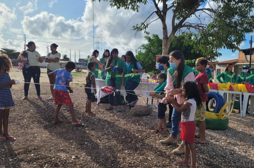 Diretora de Planejamento e Serviços Especiais, Kedyna Tavares, interagiu com crianças da comunidade (Foto: Ascom Sudes)