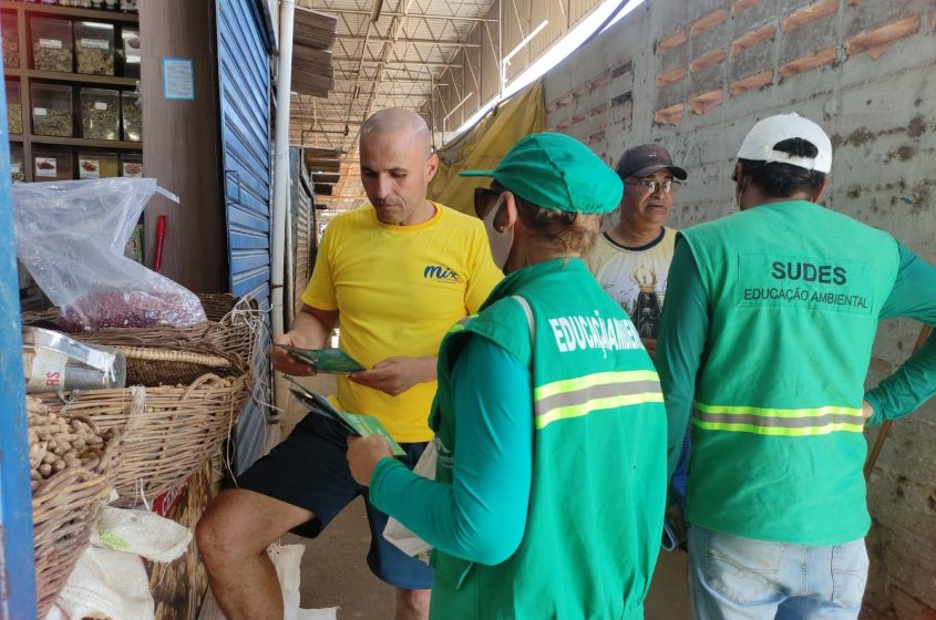 Comerciantes e consumidores receberam orientações de como manter o local organizado. Foto: Ascom Sudes
