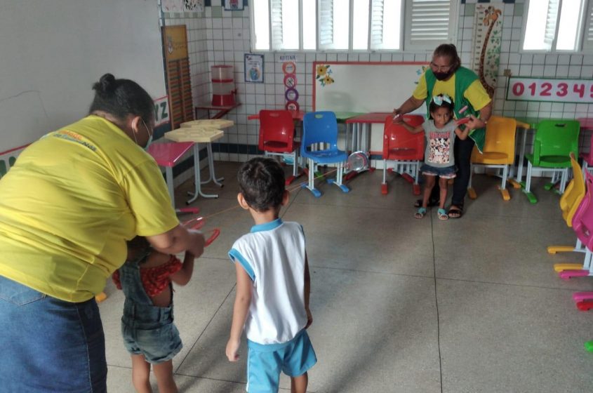 Brinquedos com recicláveis foram distribuídos para as crianças. Foto: Ascom Sudes