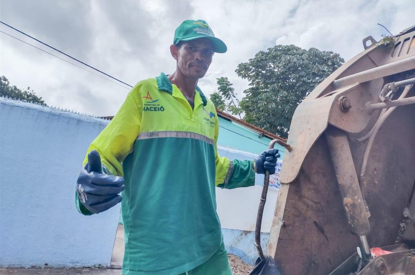 Cristiano trabalha na coleta domiciliar de Maceió. Foto: Ascom Sudes