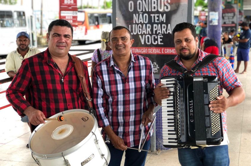 Artistas do Trio de Forró comemoram retomada de apresentações musicais, após dois anos de pandemia. Foto: Ascom SMTT