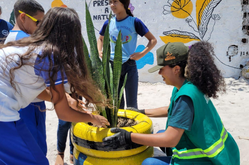 Crianças ajudaram no plantio de mudas. Foto: Ascom Sudes