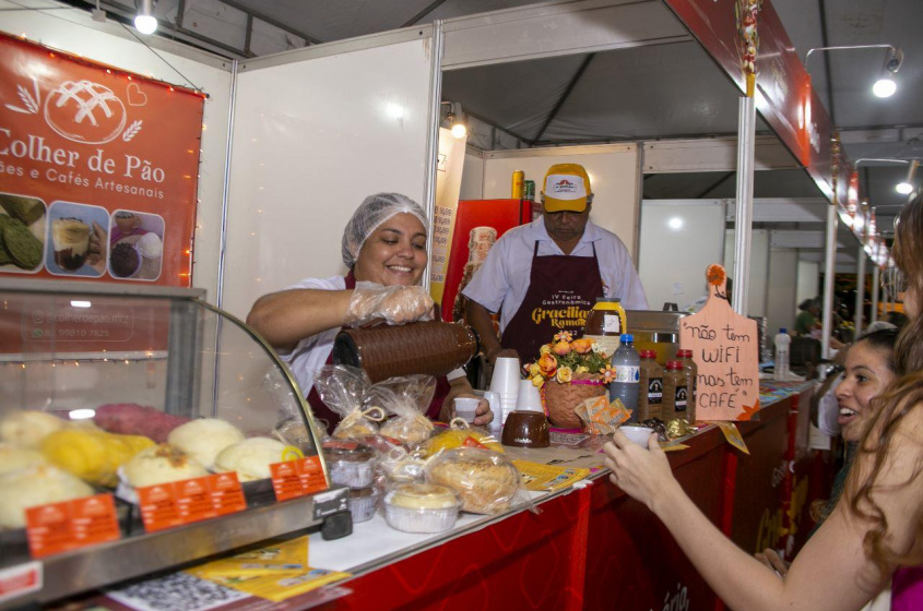 Na feira, 16 pequenos negócios vendem pratos a preços populares. Sebrae Alagoas foi um dos parceiros. Foto: Alan César / Secom Maceió