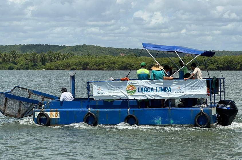 Ecoboats do Projeto Lagoa Limpa foram usados na ação. Foto: Ascom Alurb