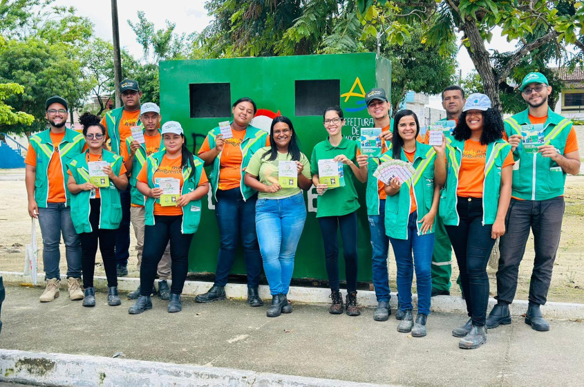 Equipe de educação ambiental durante ação do Recicla Maceió. Foto: Walison Vieira/ Ascom Alurb