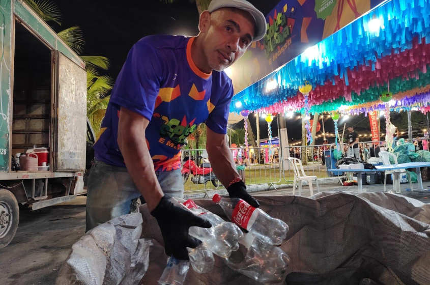 O reciclador Ronaldo Silva comemorou a oportunidade de fazer renda extra e se divertir. Foto: Alexandre Vieira/Ascom Alurb
