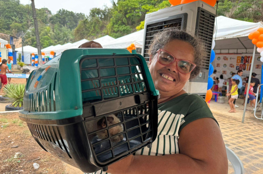 Vera Lúcia leva gata resgatada para consulta veterinária. Foto Ascom Segov