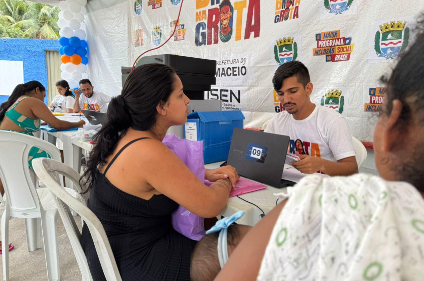 Niquésia dos Santos atualiza cartão de vacina da filha. Foto: Ascom Segov